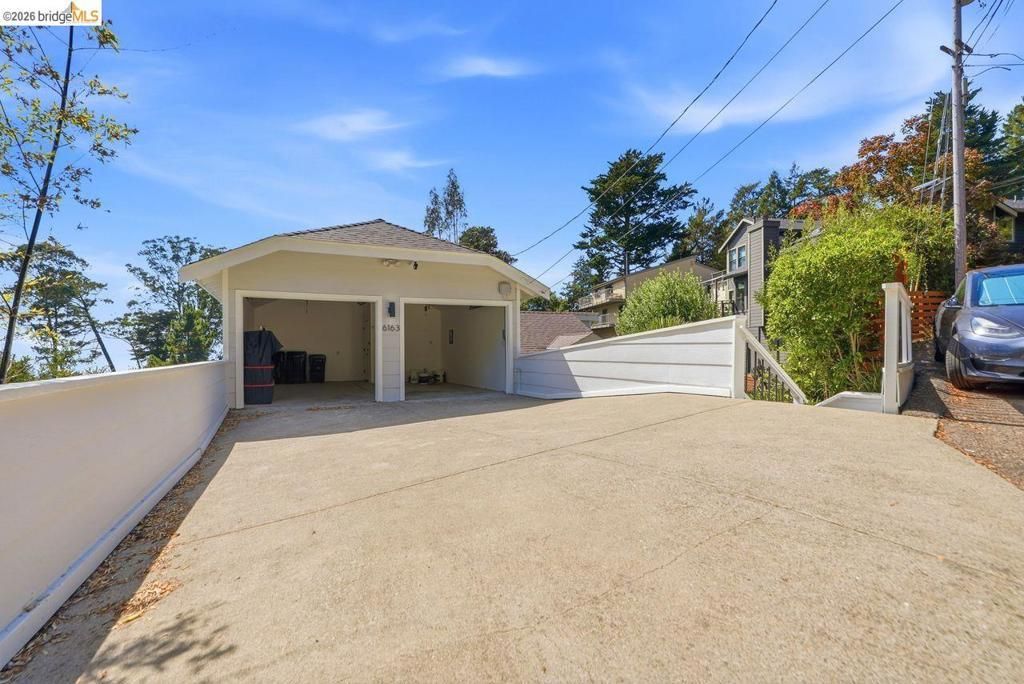 6163 Girvin Dr, Oakland