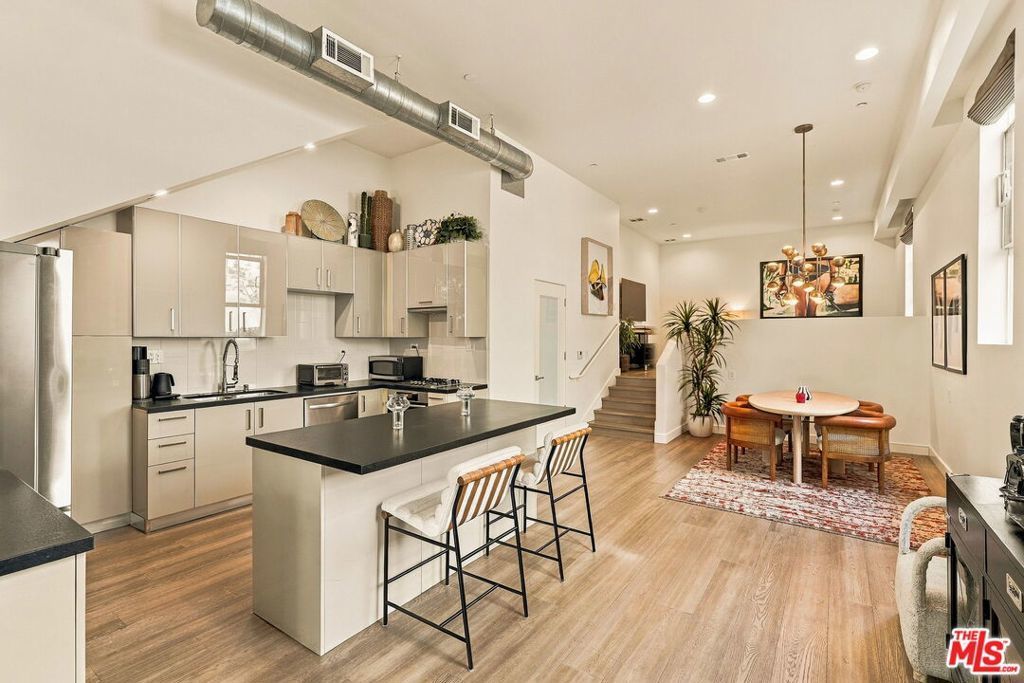 8703 W West Knoll Drive # 104, West Hollywood