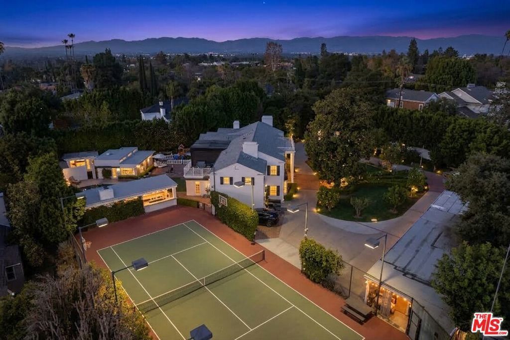 17503 Rancho Street, Encino