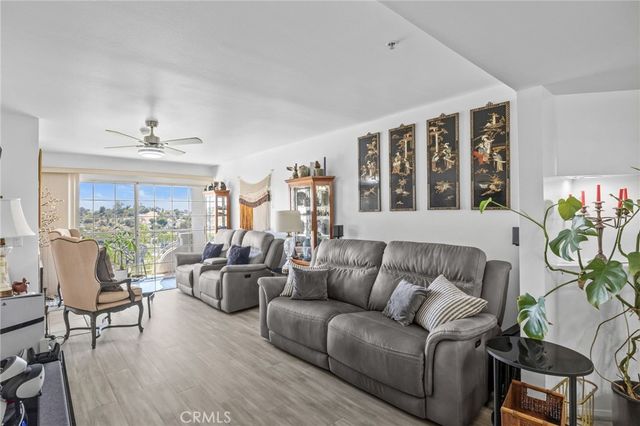 4755 Templeton St # 2215, Los Angeles