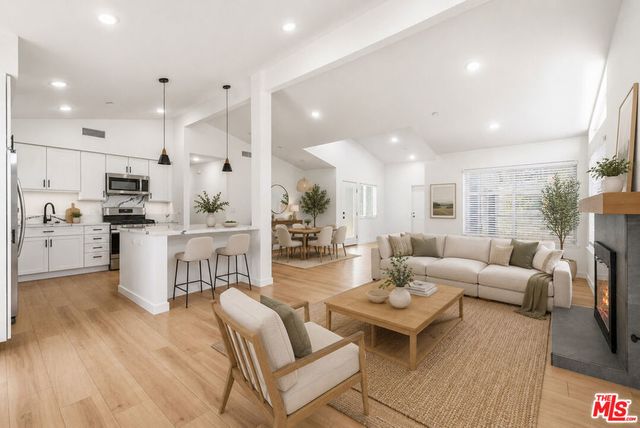 22320 Itasca Street, Chatsworth