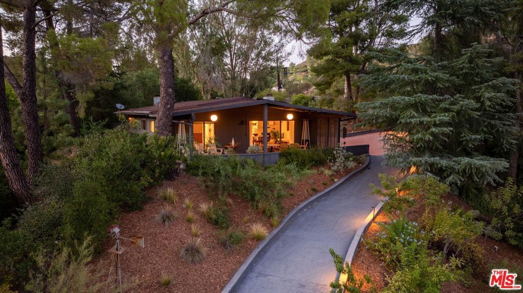 24647 Mulholland Highway, Calabasas