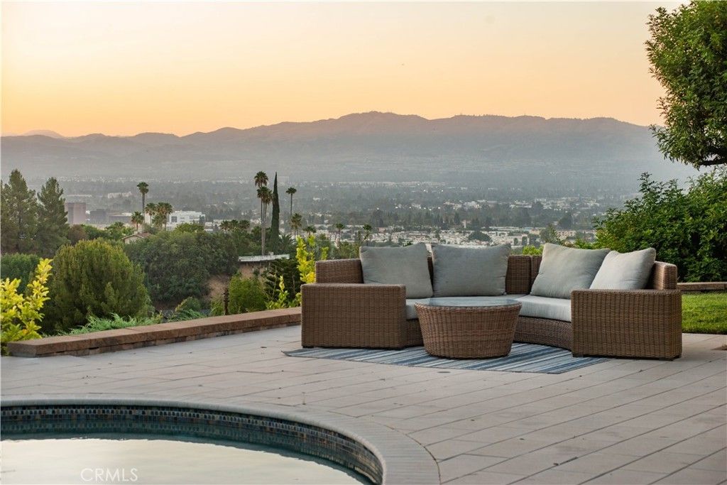 4347 Coronet, Encino