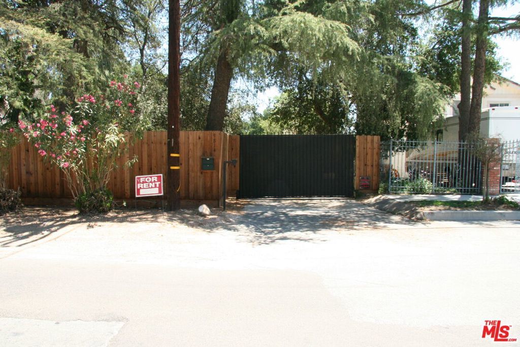9814 Baden Avenue, Chatsworth