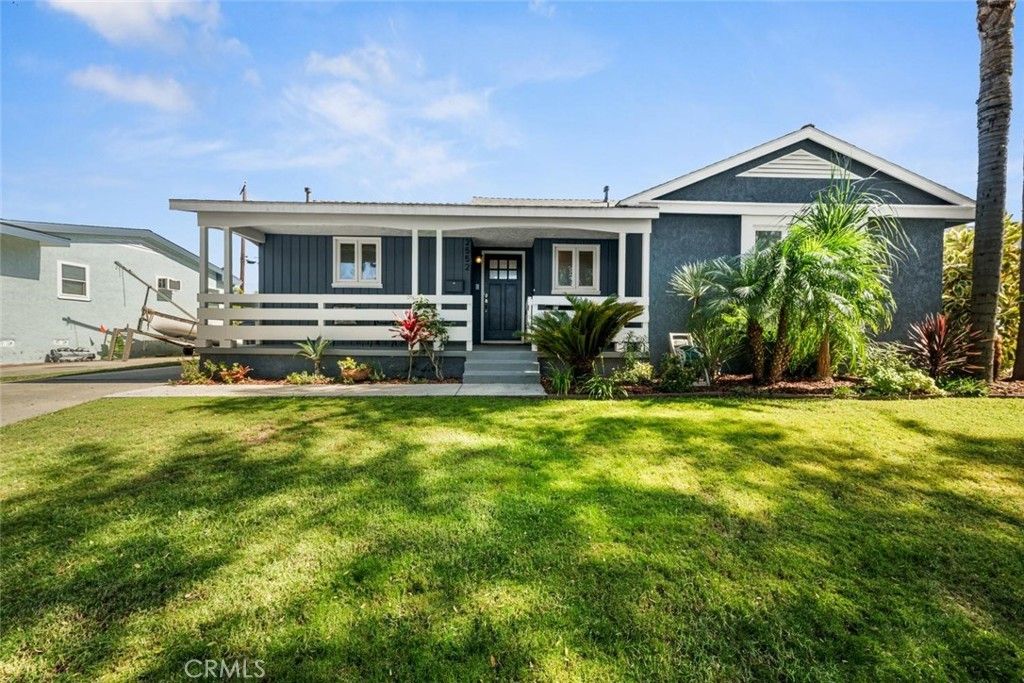 2552 Vuelta Grande, Long Beach