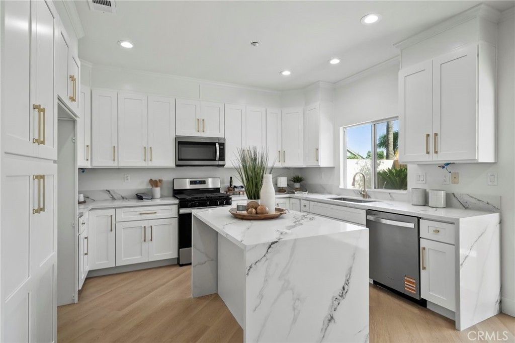 14839 Fairhaven, Fontana