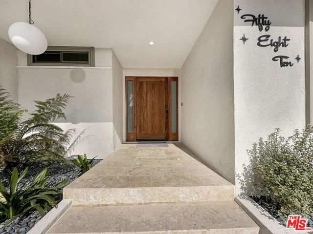 5810 S Halm Avenue, Los Angeles