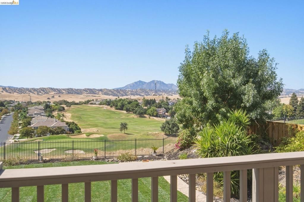 171 E Country Club Dr, Brentwood