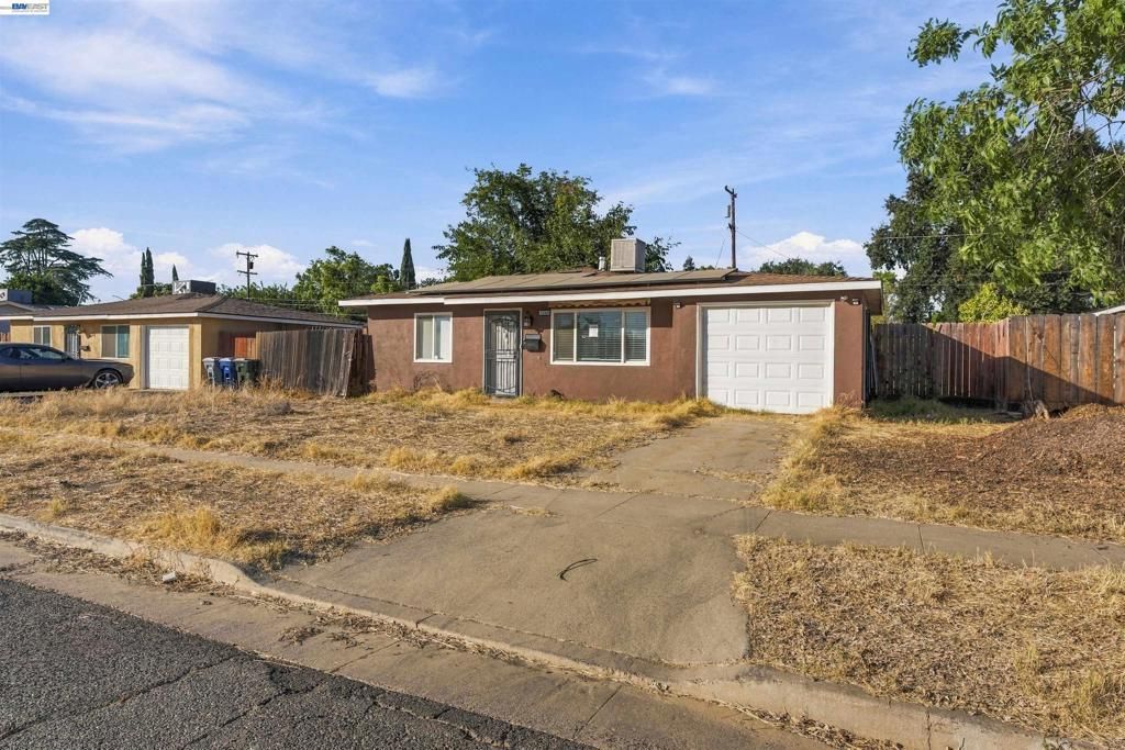 1223 W Santa Fe Ave, Merced