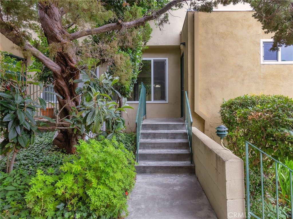 11138 Aqua Vista Street # 18, Studio City