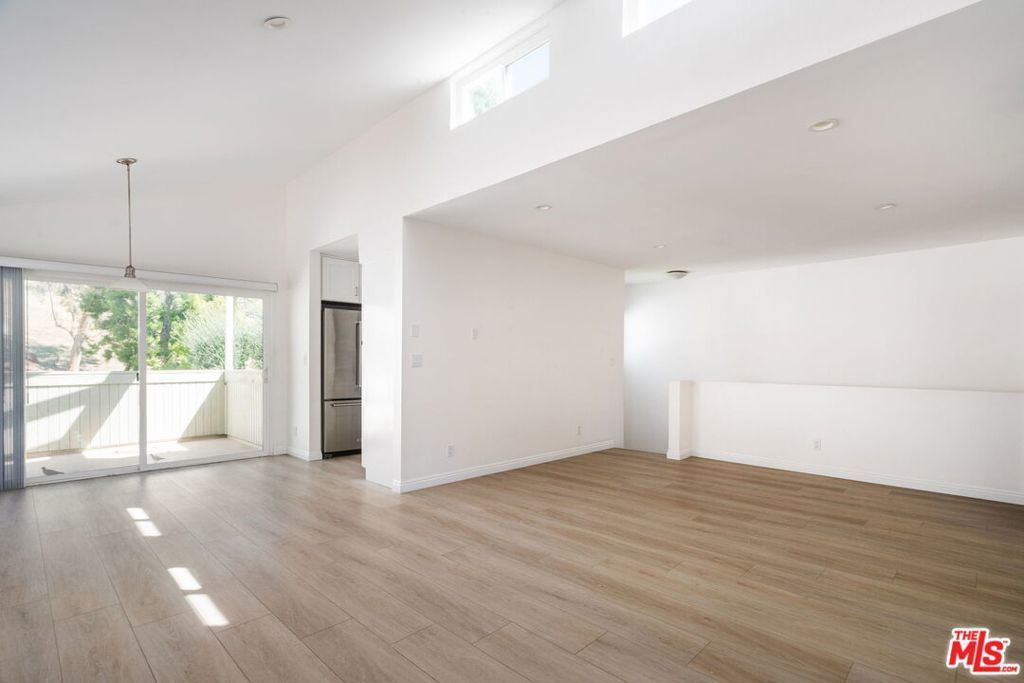 22125 Burbank Boulevard # 7, Woodland Hills