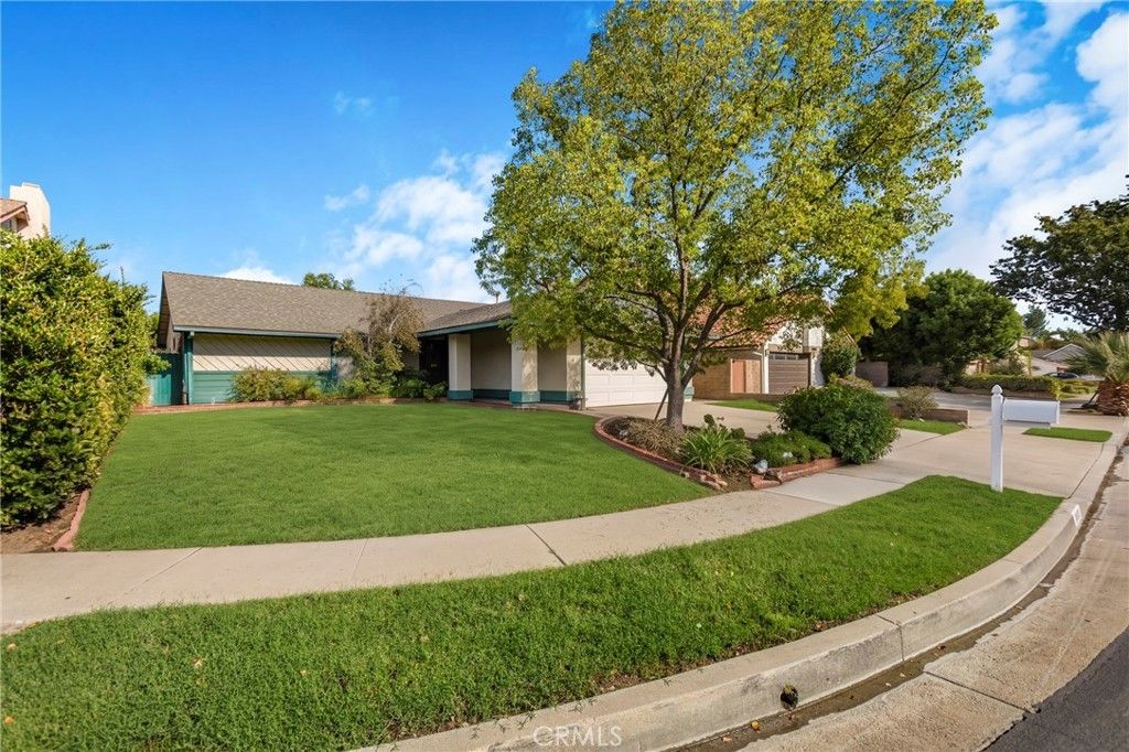 7036 Sedan, West Hills