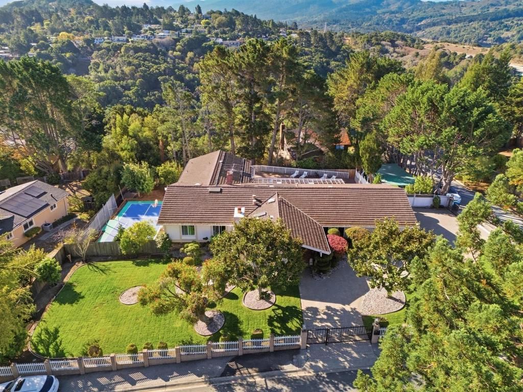 1345 Lakeview Drive, Hillsborough