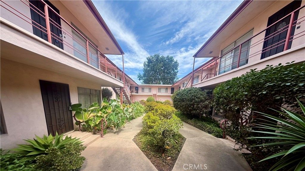 1001 French, Santa Ana