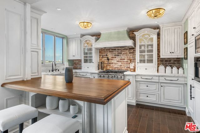 17366 W Sunset Boulevard # 102, Los Angeles