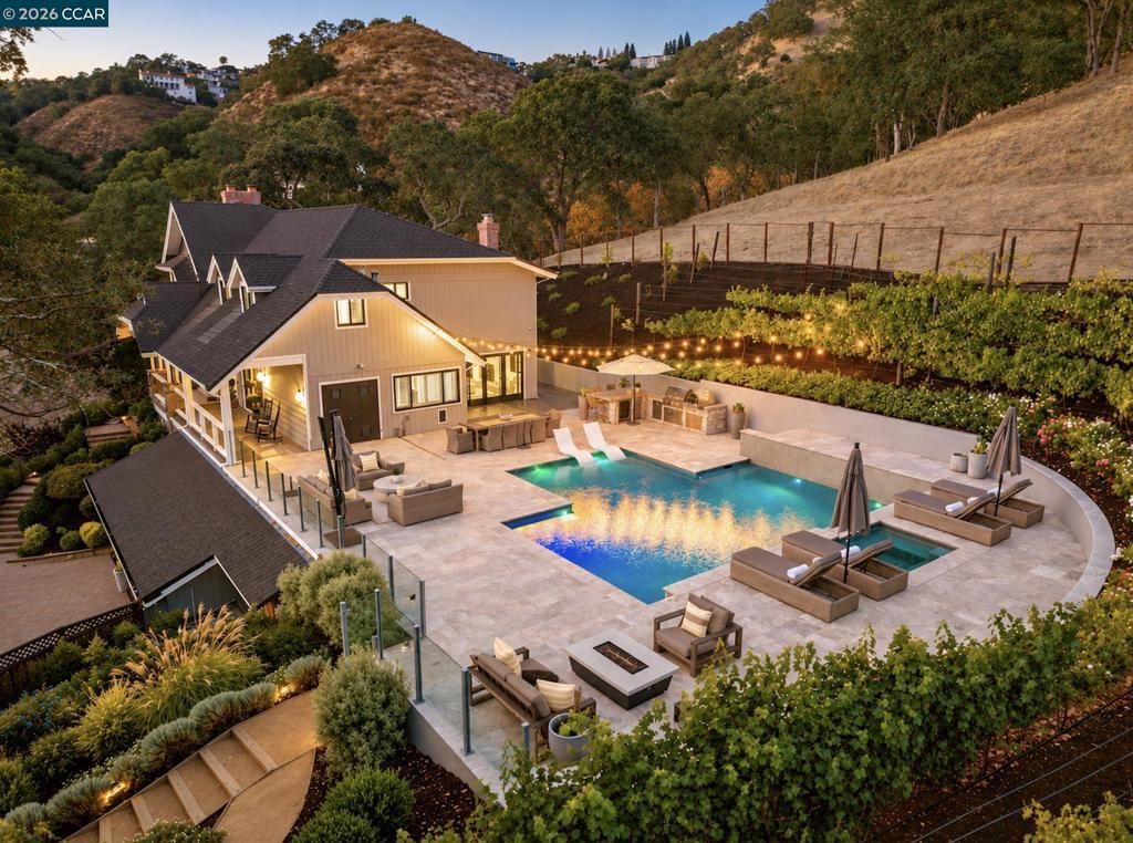 330 Twin Peaks Ln, Alamo