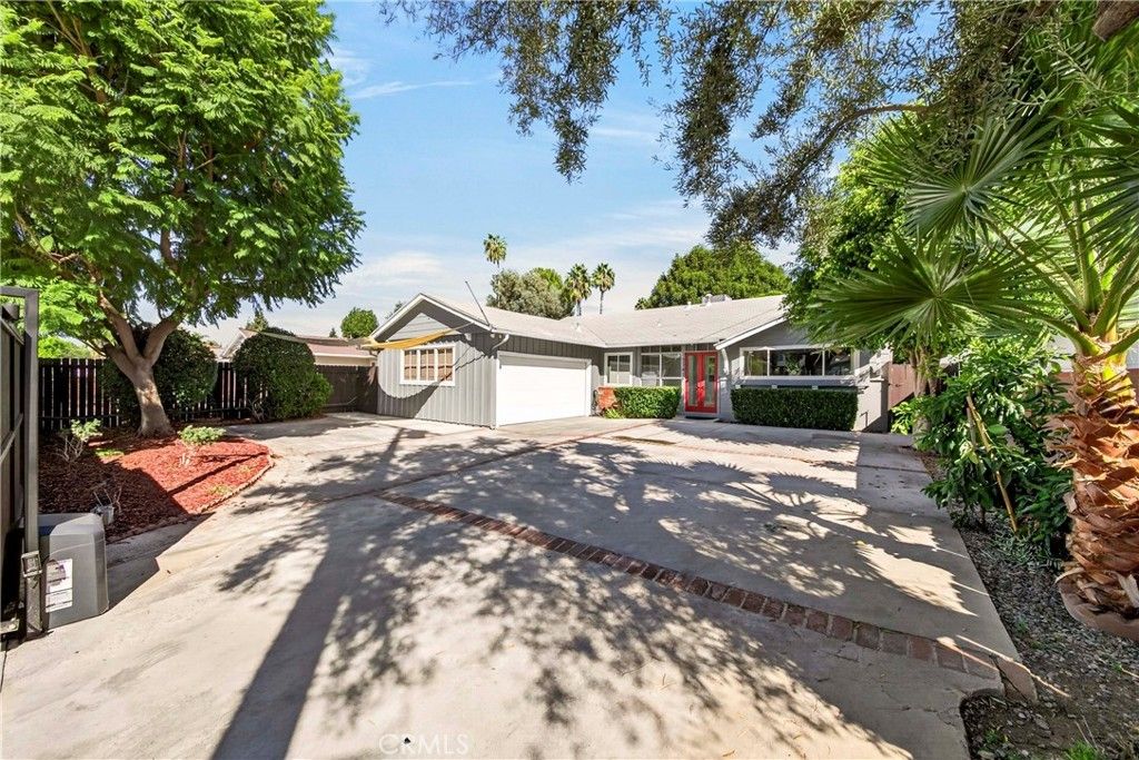 22817 Burbank Boulevard, Woodland Hills