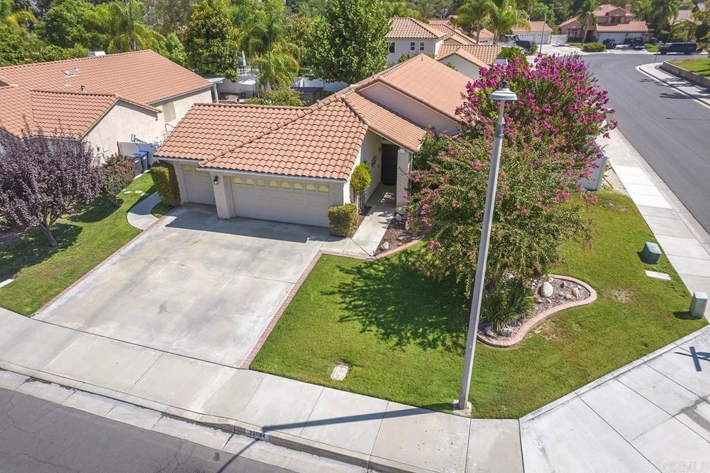 26064 Avenida Hortensia, Hemet