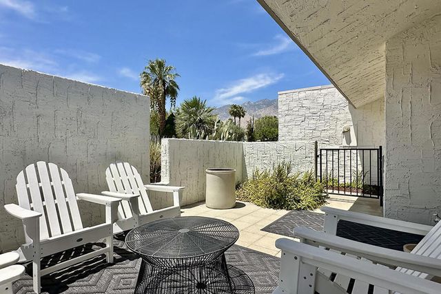 2218 N Sunshine Circle, Palm Springs