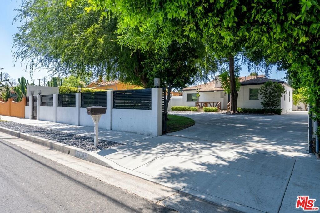 5409 Fallbrook Avenue, Los Angeles