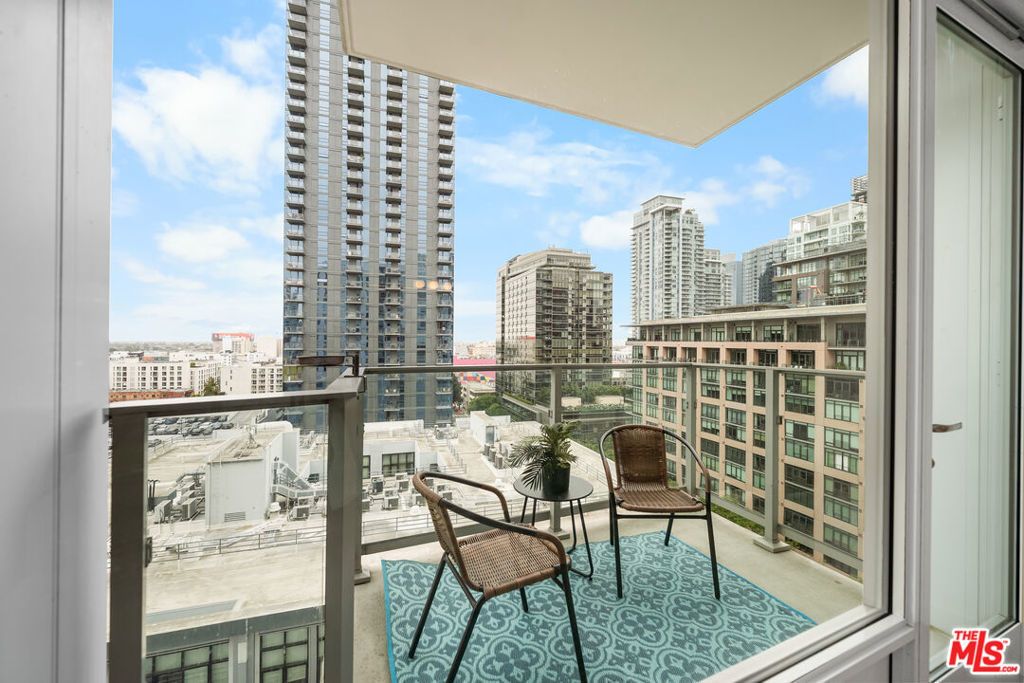 1050 S Grand Avenue # 1303, Los Angeles
