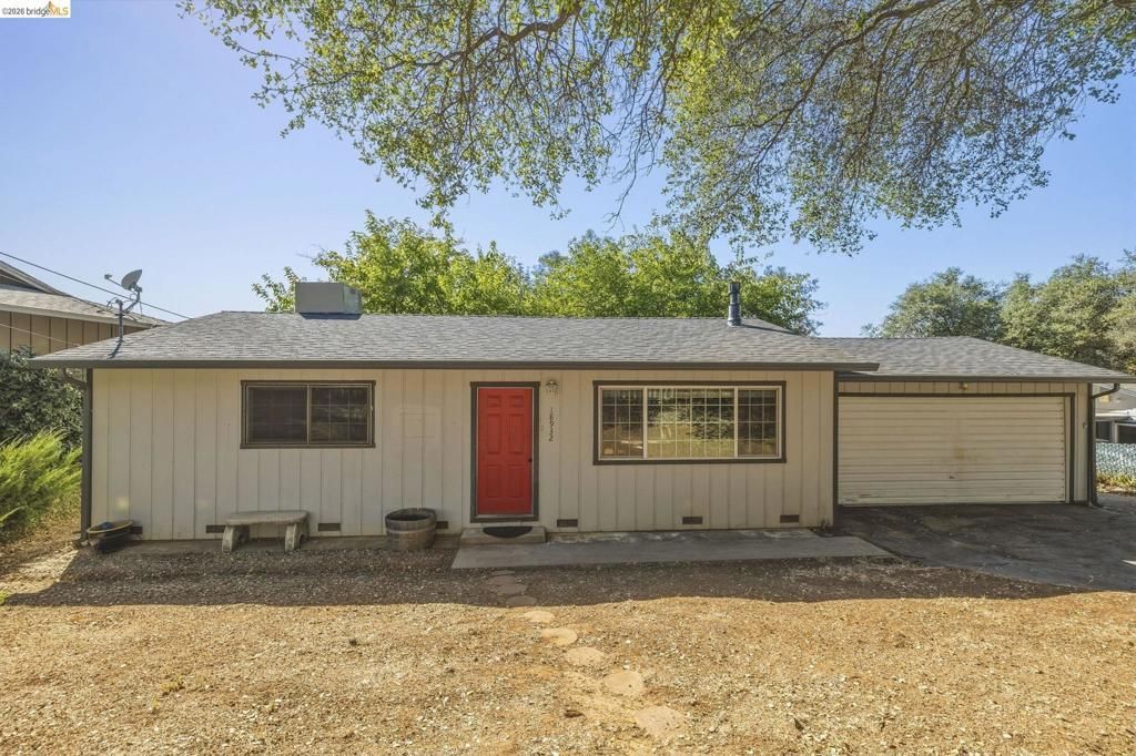 18932 North Dr, Jamestown