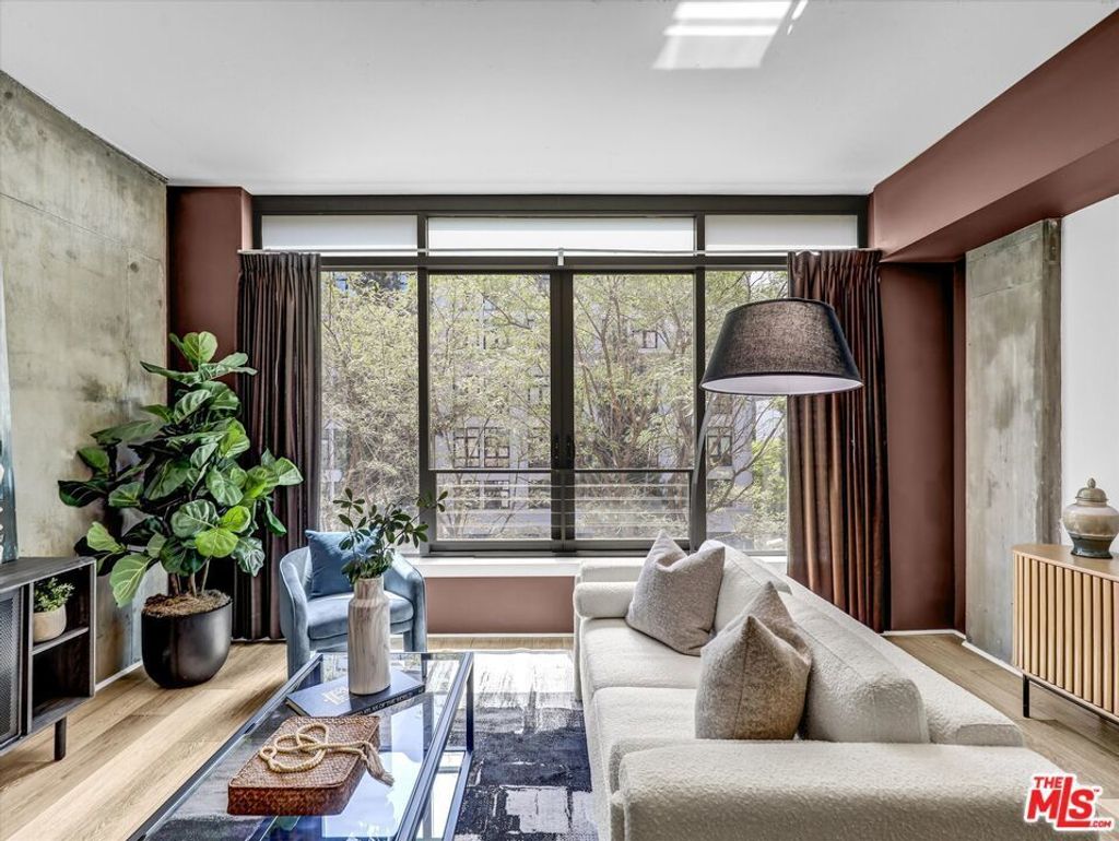 1111 S Grand Avenue # 412, Los Angeles
