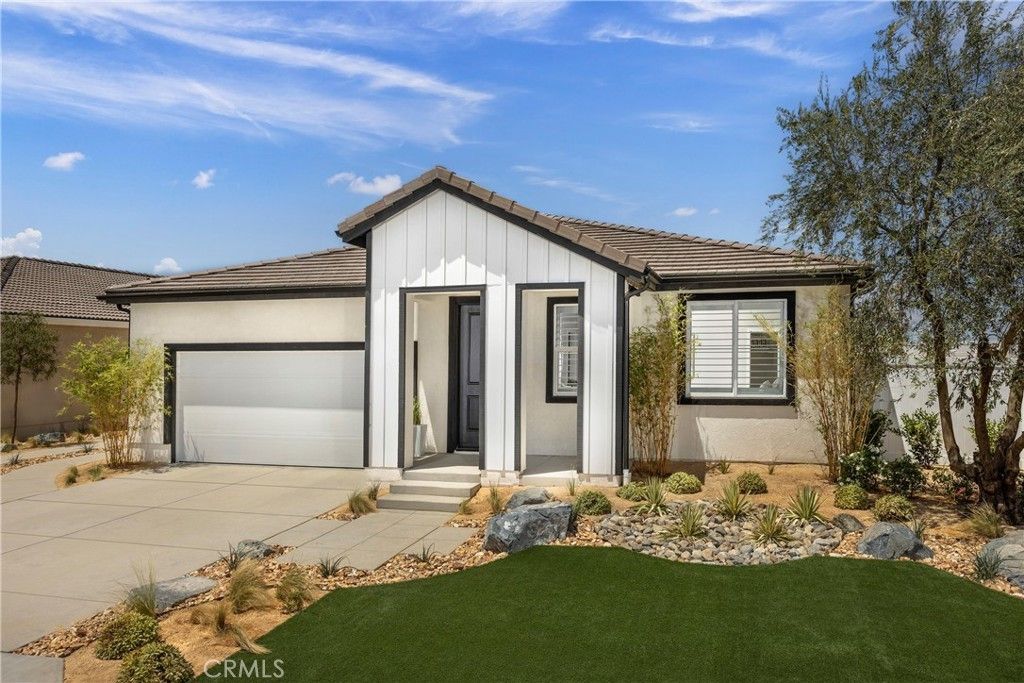 1558 E Holguin Street, Lancaster