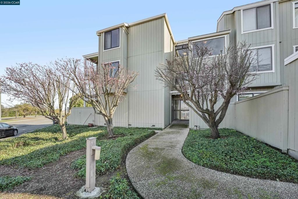 2 Lakeview Ct, Novato