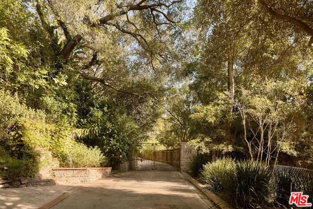1372 Benedict Canyon Drive, Los Angeles