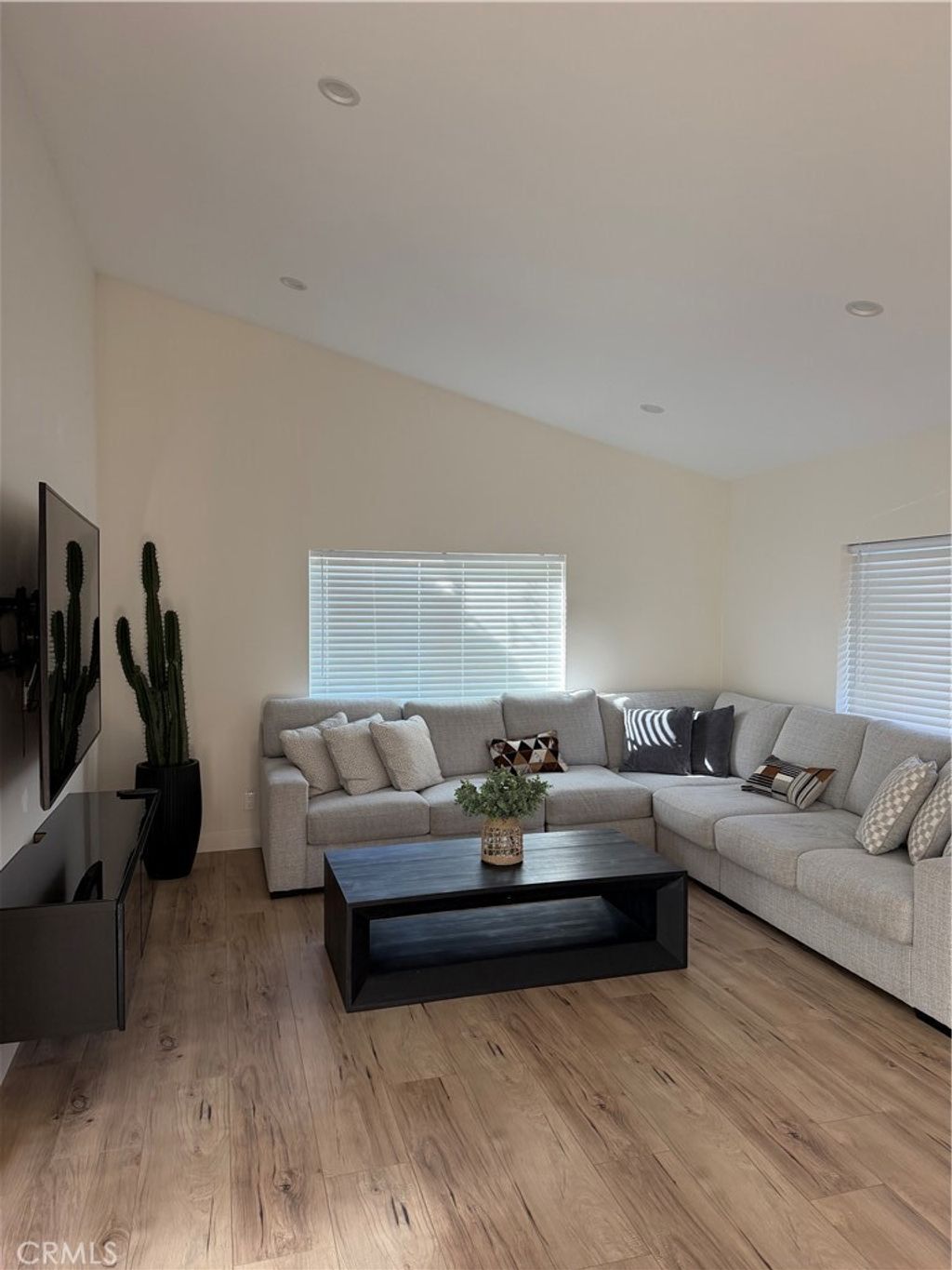 23167 Valerio, West Hills