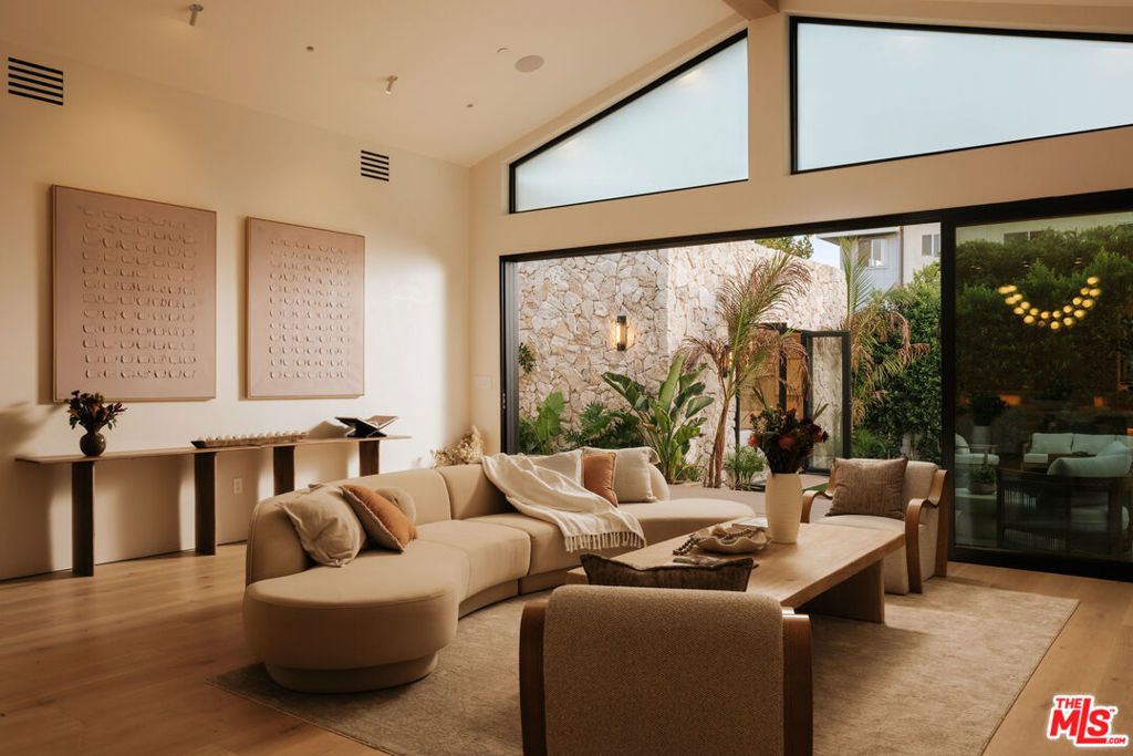 14800 Mccormick Street, Sherman Oaks