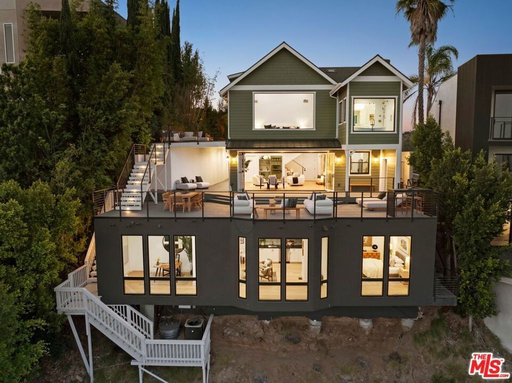 8446 Grand View Drive, Los Angeles