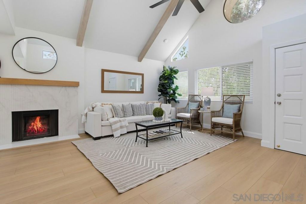 387 N Melrose # D, Vista