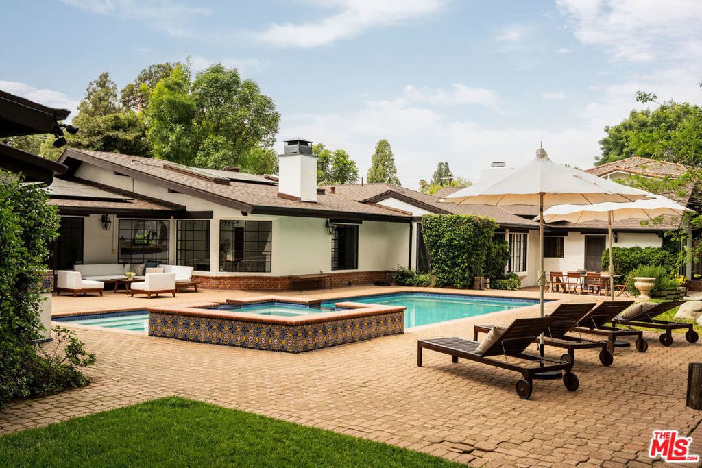 4860 Vanalden Avenue, Tarzana