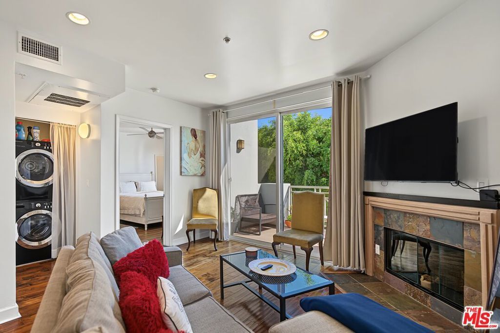 6038 Carlton Way # 305, Los Angeles