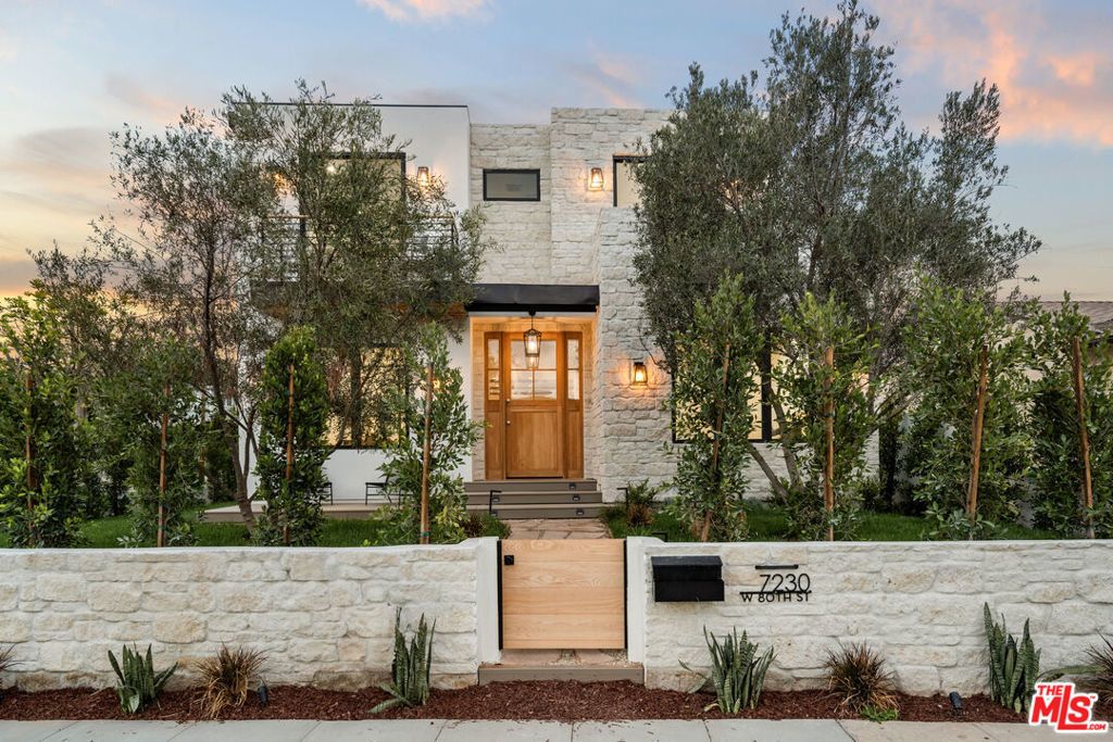 8006 Nardian Way, Los Angeles