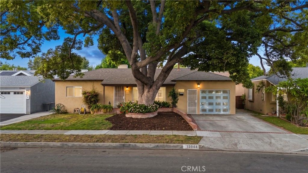 13944 Brightwell Avenue, Paramount