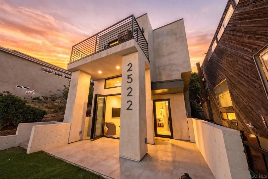 2522 Chalcedony St, San Diego