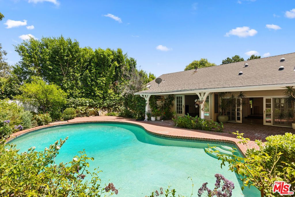 16011 Meadowcrest Road, Sherman Oaks