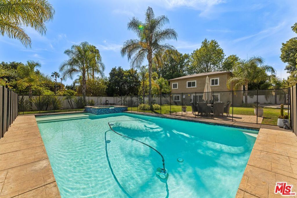 8817 Encino Avenue, Los Angeles