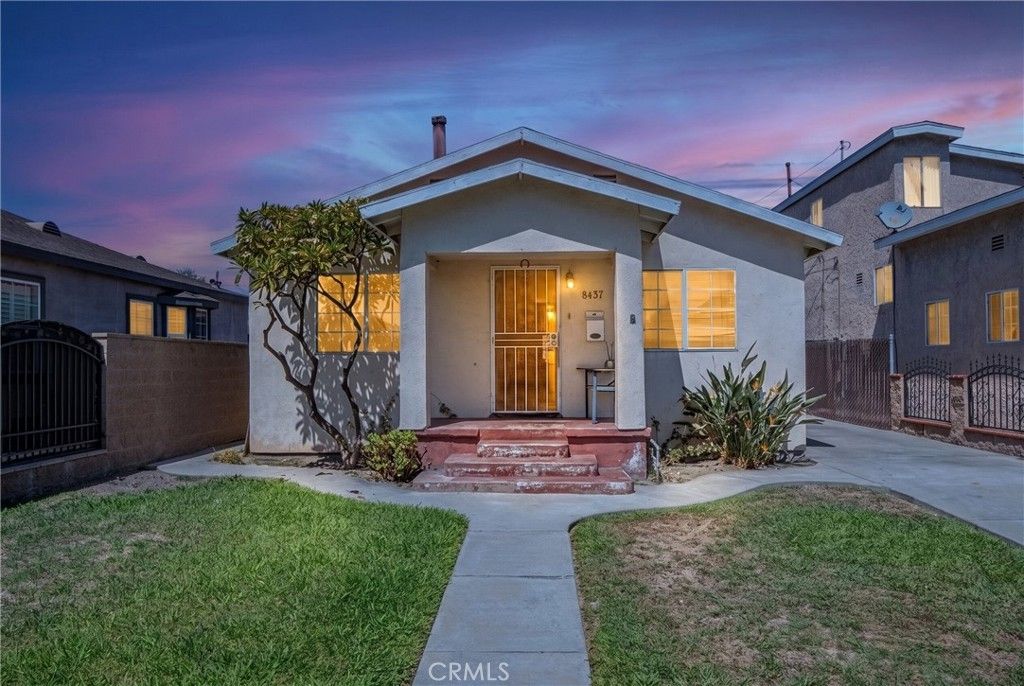 8437 San Vincente, South Gate