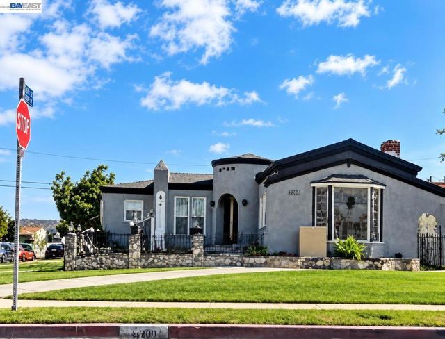 3200 W 76th St, Los Angeles