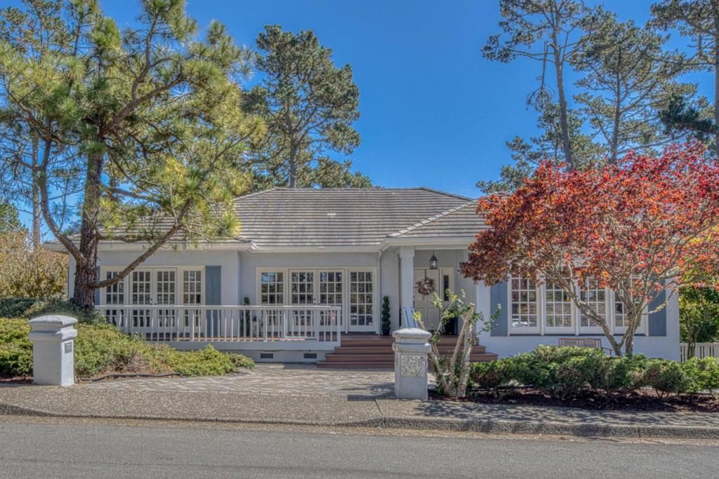 14 Stratford Place, Monterey