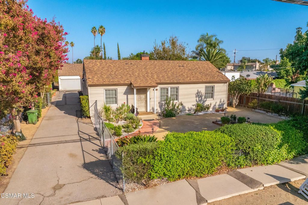 9520 Lemona Avenue, North Hills