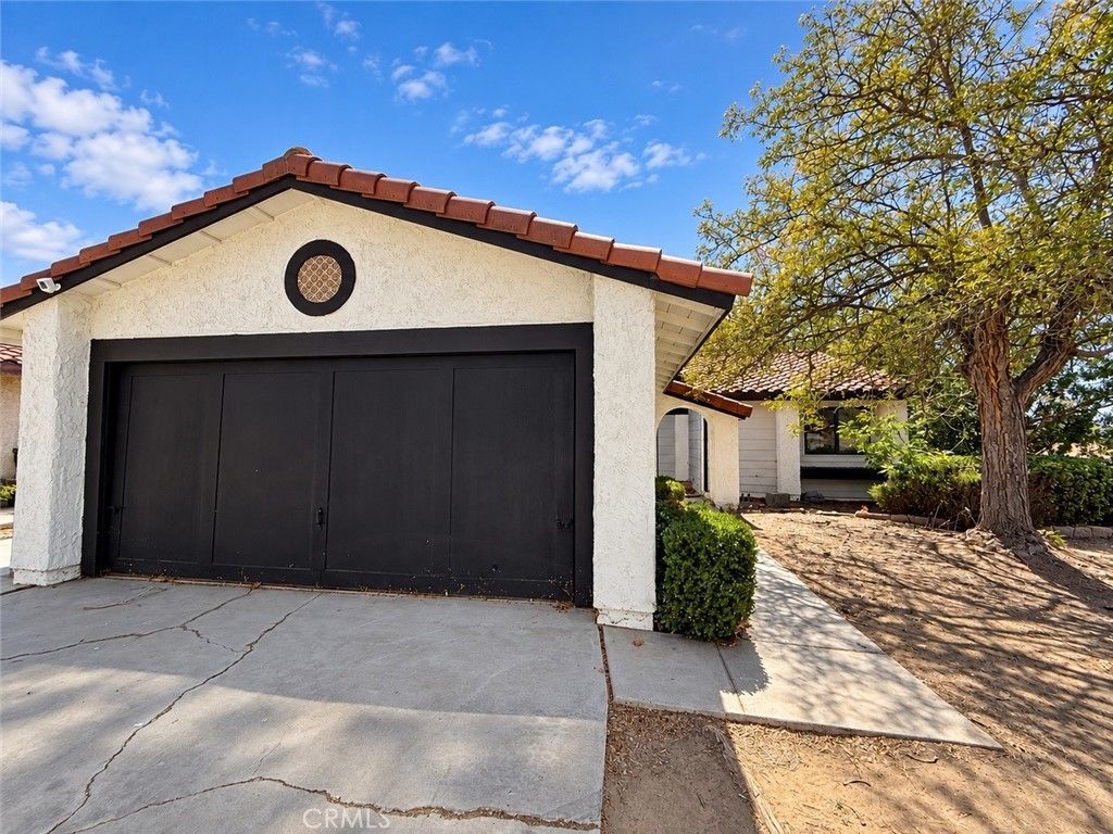1002 E Avenue J6 Avenue, Lancaster