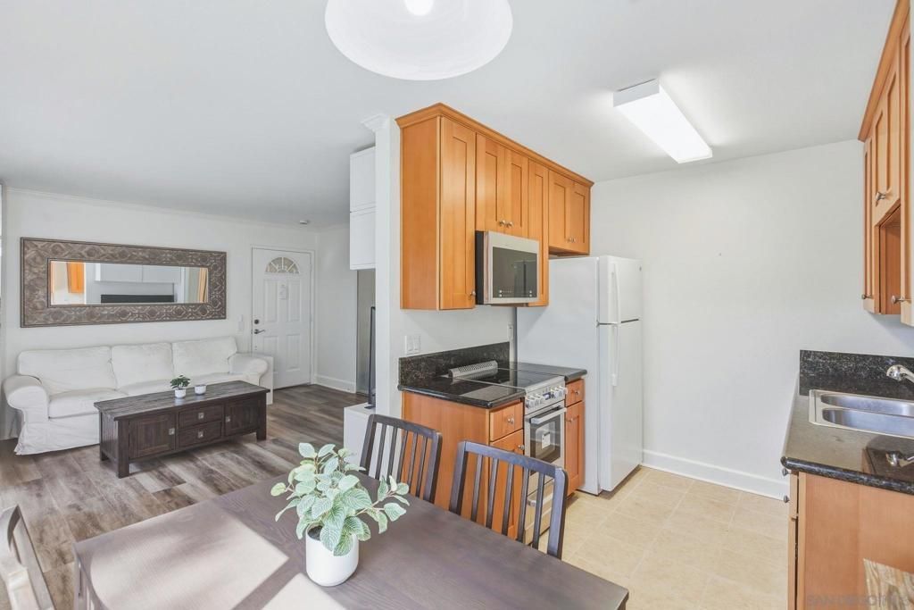 8581 Villa La Jolla # J, La Jolla