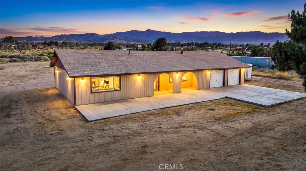 5023 Smoke Tree, Phelan
