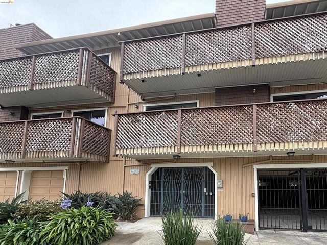 2868 38th Ave # 8, Oakland