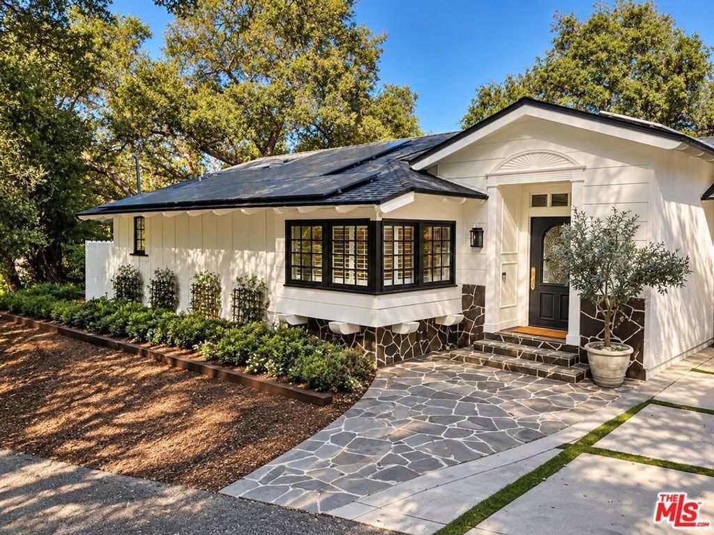 16822 Escalon Drive, Encino